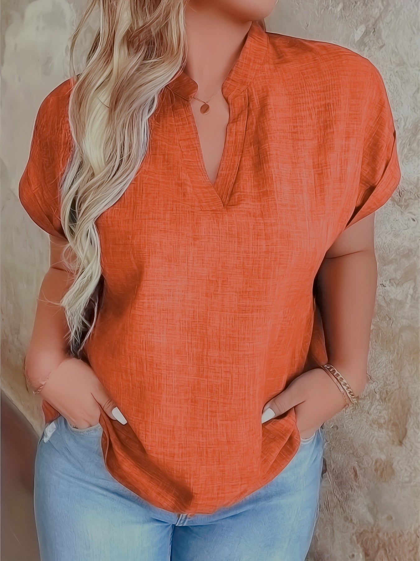 Lässige Damenbluse mit V-Ausschnitt und kleinem Stehkragen. 