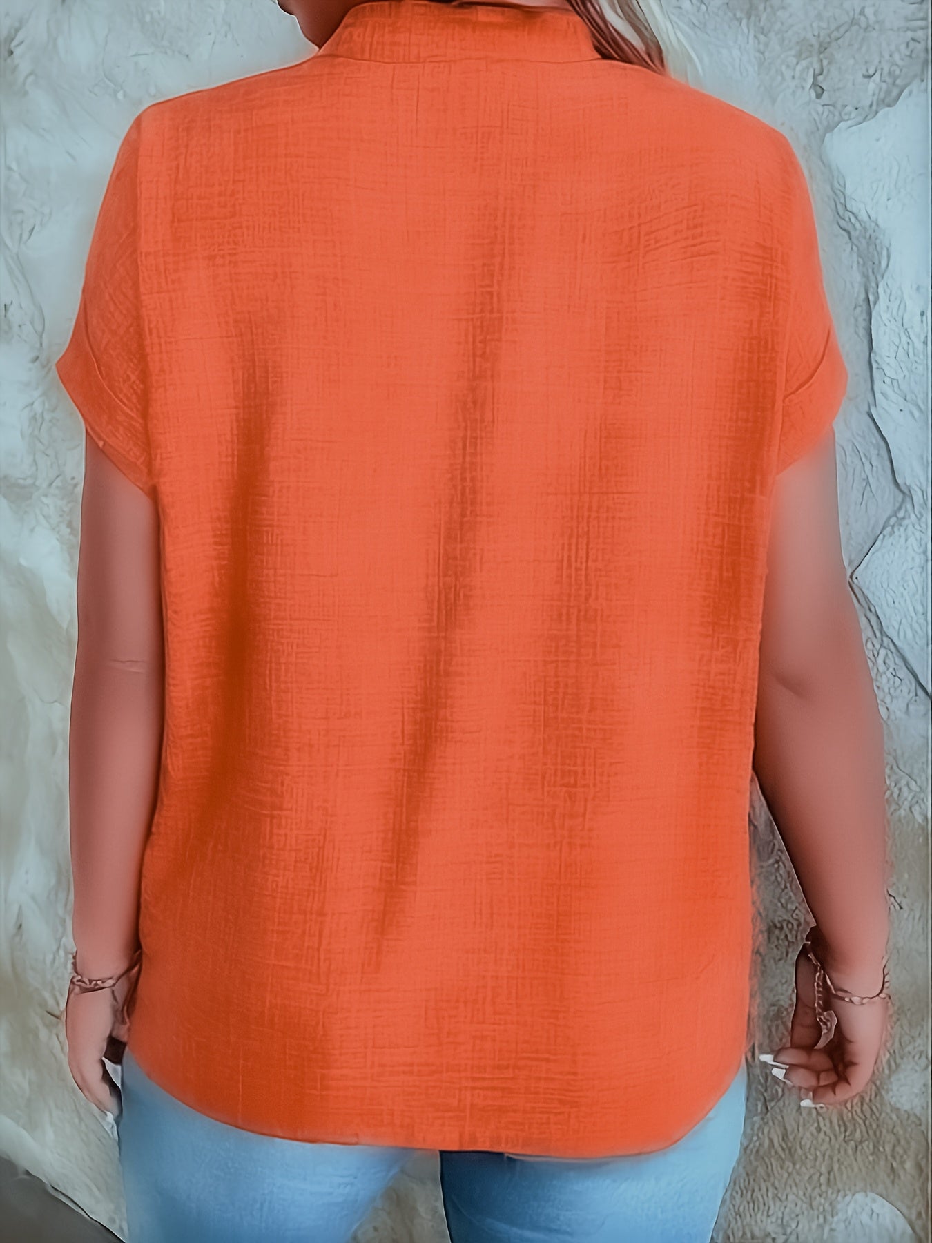 Lässige Damenbluse mit V-Ausschnitt und kleinem Stehkragen. 