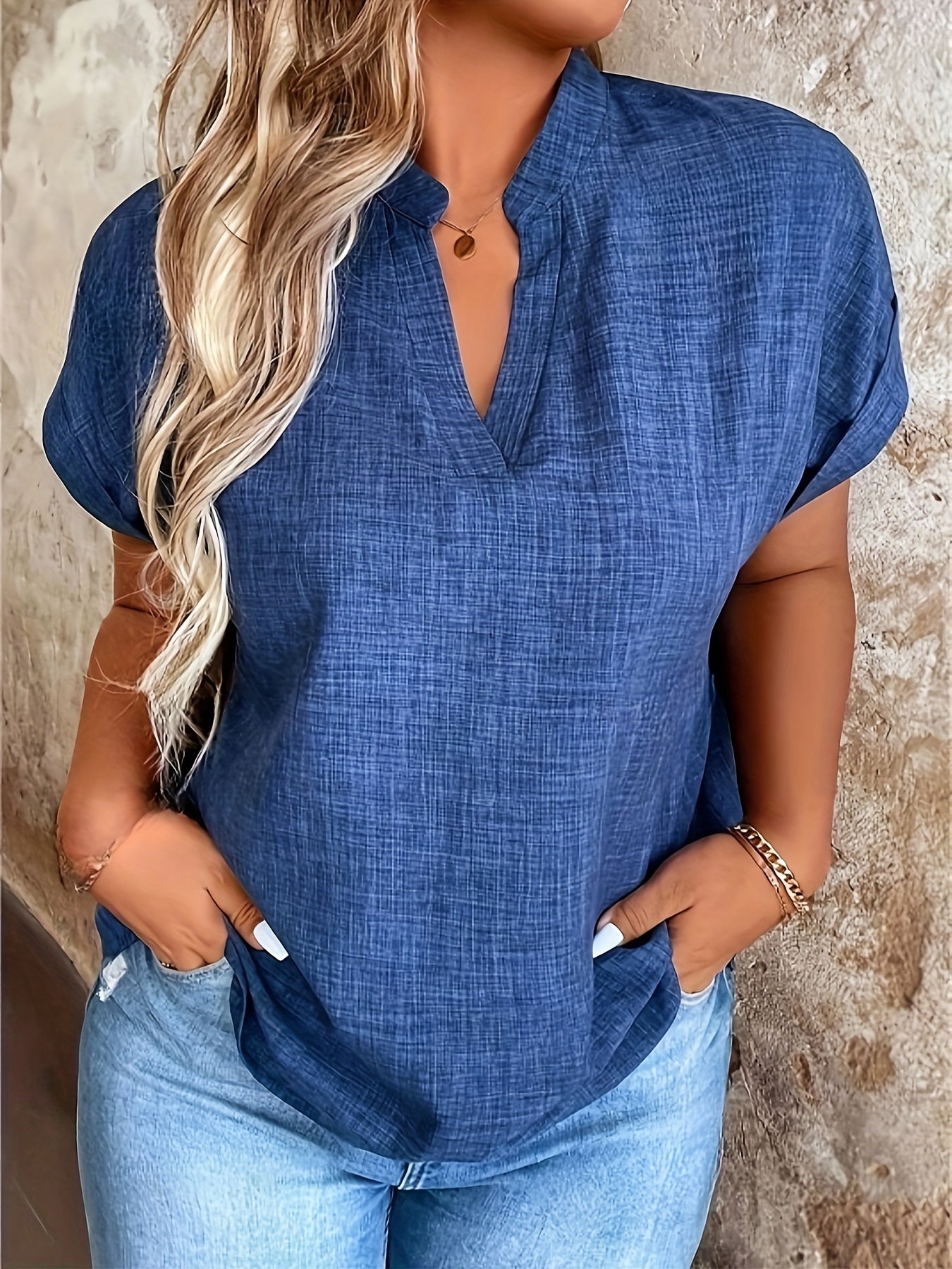 Lässige Damenbluse mit V-Ausschnitt und kleinem Stehkragen. 