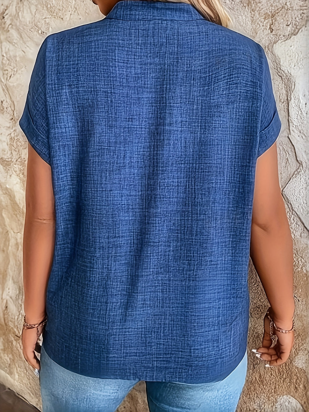 Lässige Damenbluse mit V-Ausschnitt und kleinem Stehkragen. 