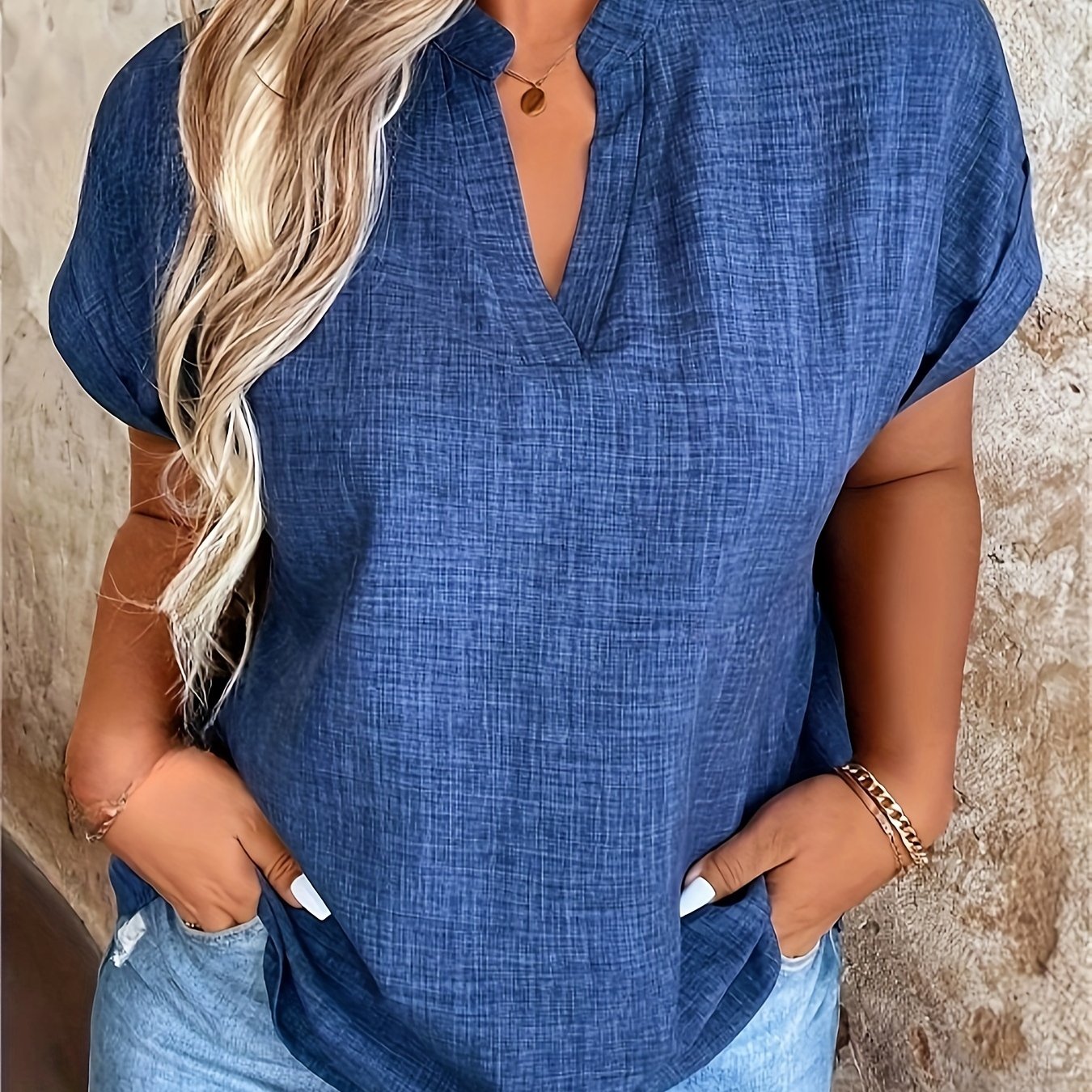 Lässige Damenbluse mit V-Ausschnitt und kleinem Stehkragen. 